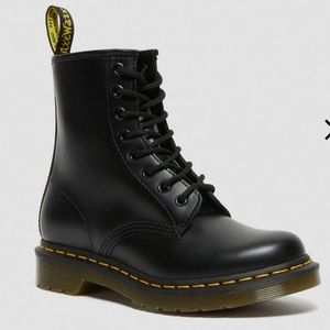DR MARTENS 1460 WOMEN'S SMOOTH LEATHER LACE UP BOOTS